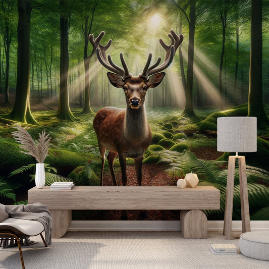 Tapete Hirsch | Realistischer Hirsch von vorne in einem grünen Wald